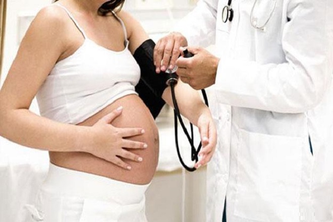 Измерение артериального давления у беременной женщины на приеме у геникоголога