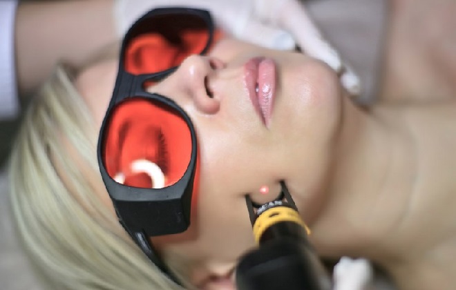 Красные линзы на очках при использовании лазера