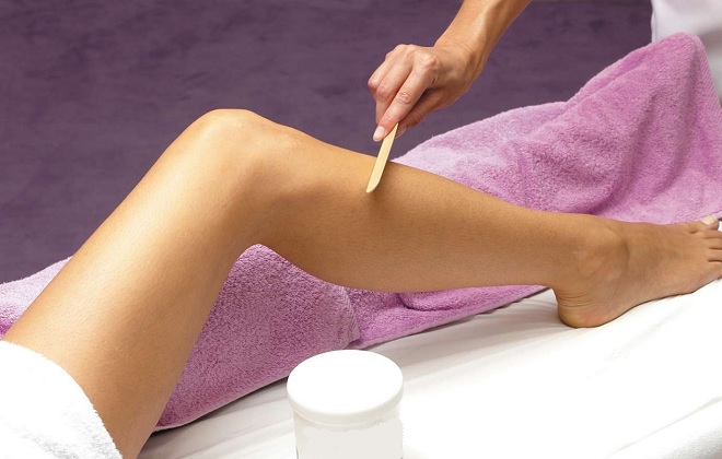 Втирание антиварикозного крема в ноги женщины