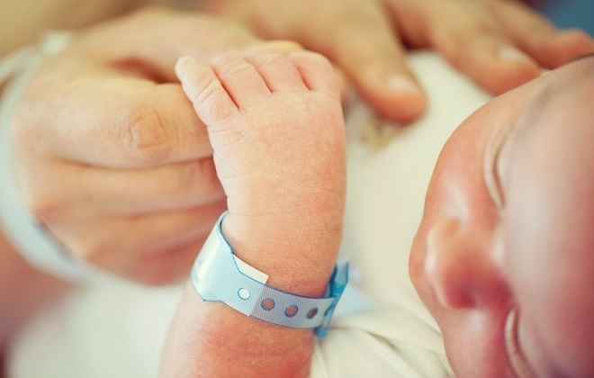Бирка на руке у новорожденных детей в роддоме